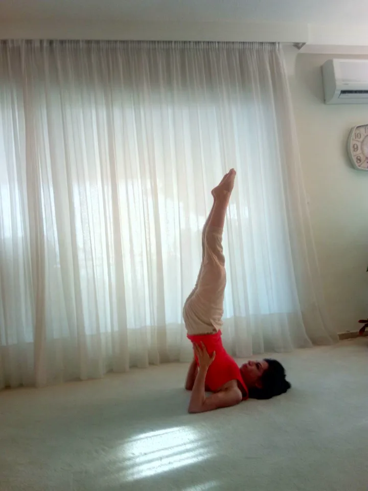 Άσκηση γιόγκα shoulder stand με τα πόδια κάθετα